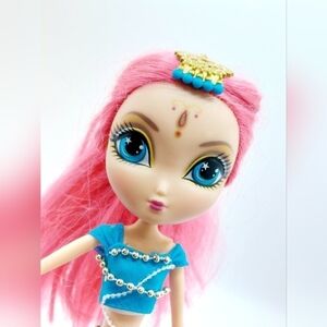 La Dee‎ Da Runway Vacay, Dee as Bollywood Bright Doll